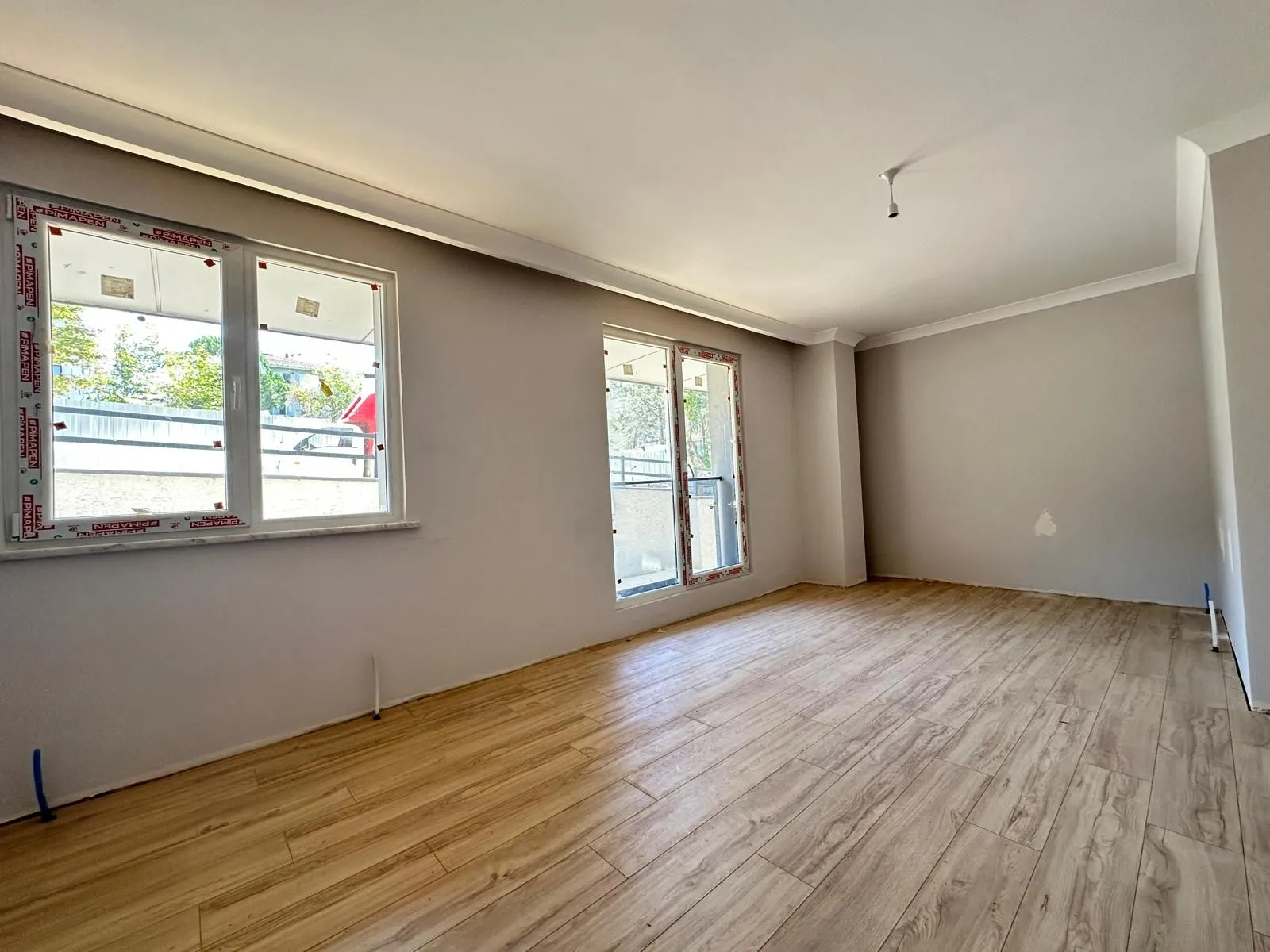 ÜÇEL BOSTANCI'DAN İDEALTEPE SAHİLE YAKN BALKONLU EBEVYNLİ LÜX2+1